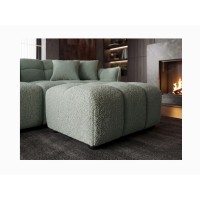 Canapé et pouf MOONI vert sauge avec le pouf vu rapprochée