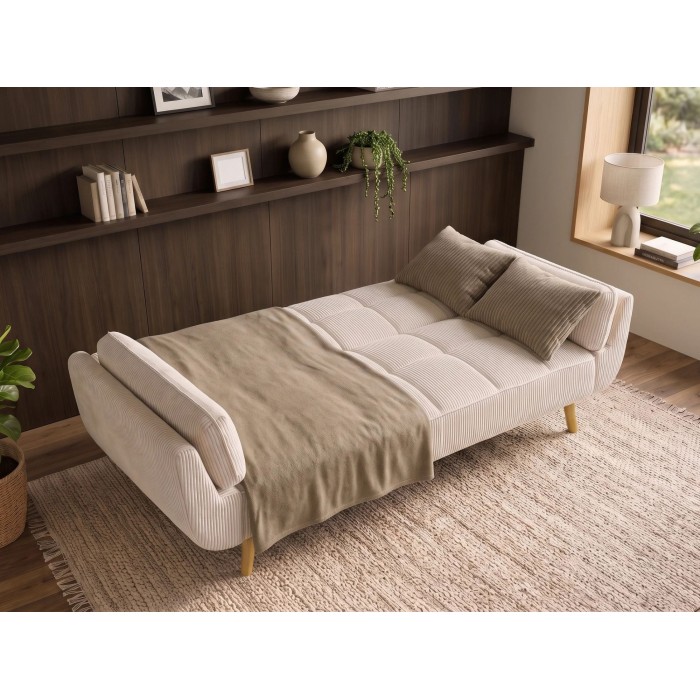 Canapé 3 places NEVISI côtelé beige en mode lit avec des accessoires