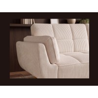 Zoom sur l'accoudoir du canapé 3 places NEVISI côtelé beige