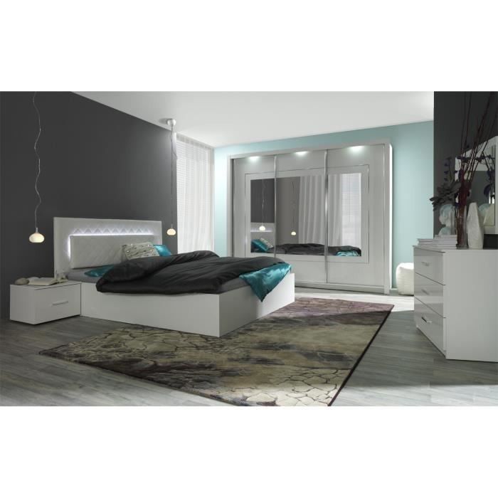 Armoire trois portes coulissantes PANAREA. Miroirs inclus. Eclairage LED intégré. Finition chrome. Mobilier design