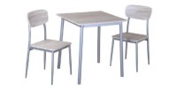 TABLE A MANGER AVEC CHAISES de la collection TOULON. Coloris bois et pieds gris métal.