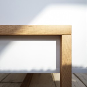 Commode design GEILO, 140 cm, 1 tiroir et 2 portes, coloris blanc mat et hêtre