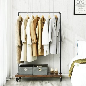 Portant sur roulettes style industriel collection MEMPHIS coloris noir et bois.
