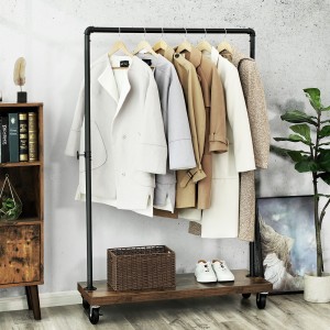 Portant sur roulettes style industriel collection MEMPHIS coloris noir et bois.
