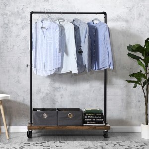 Portant sur roulettes style industriel collection MEMPHIS coloris noir et bois.