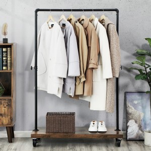 Portant sur roulettes style industriel collection MEMPHIS coloris noir et bois.
