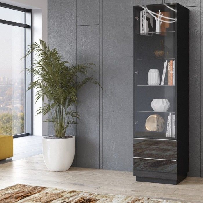 Vitrine haute, 1 porte vitrée et 2 tiroirs collection ZANTE avec LED intégrées. Coloris noir brillant pailleté.