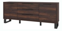 Buffet deux portes, trois tiroirs. Coloris chêne foncé collection MILO. Pieds en métal noir.