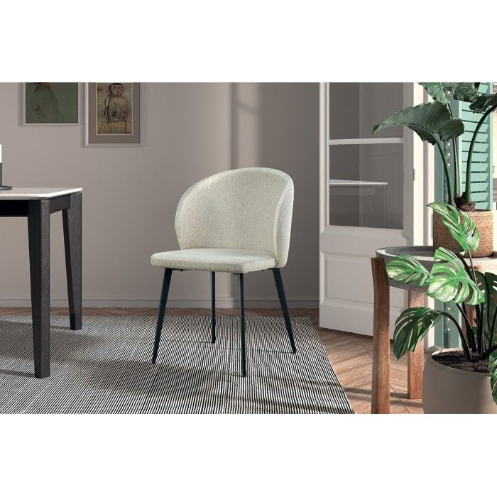 Chaise revêtement tissu pour salle à manger coloris beige. Collection HARDIN