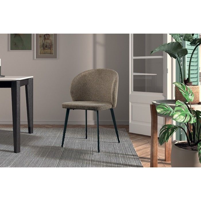 Chaise revêtement tissu pour salle à manger coloris sable. Collection HARDIN