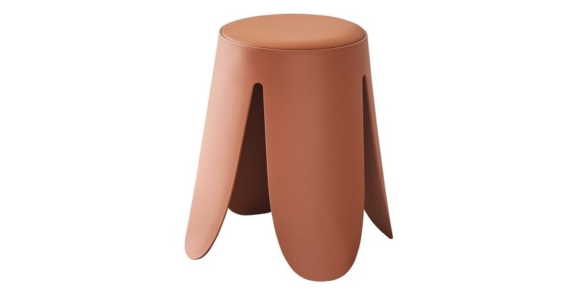Taburete OSTIN color terracota marrón, gracias a su diseño atípico se adapta a todo tipo de salón.
