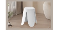 Tabouret OSTIN coloris blanc, grâce a son design atypique il s'adapte a tous types de salon