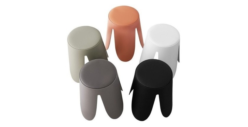 Tabouret OSTIN coloris noir, grâce a son design atypique il s'adapte a tous types de salon