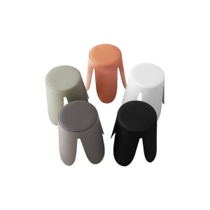 Tabouret OSTIN coloris noir, grâce a son design atypique il s'adapte a tous types de salon