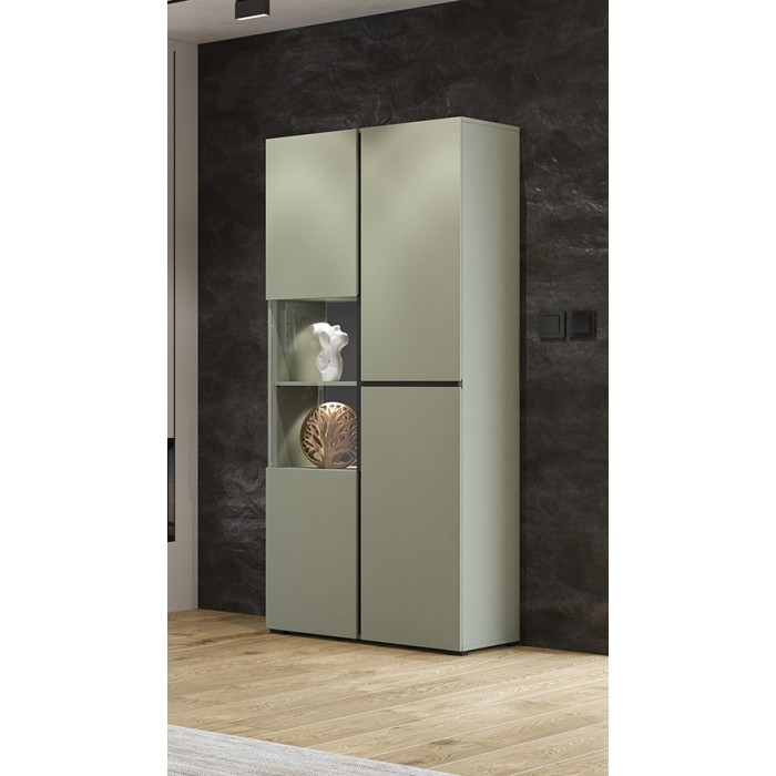 Hoher Vitrinenschrank mit 2 Türen aus der Kollektion HAVANA mit integrierter LED. Farben Salbei und Schwarz.