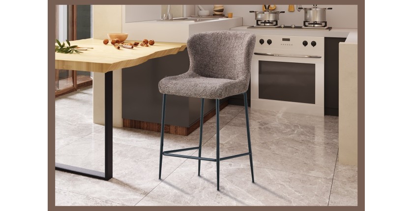 Chaise de comptoir LISE – Tissu bouclé coloris sable – Pieds en métal noir – Style design/industriel