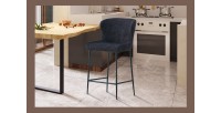 Chaise de comptoir LISE – Tissu bouclé coloris gris foncé – Pieds en métal noir – Style design/industriel