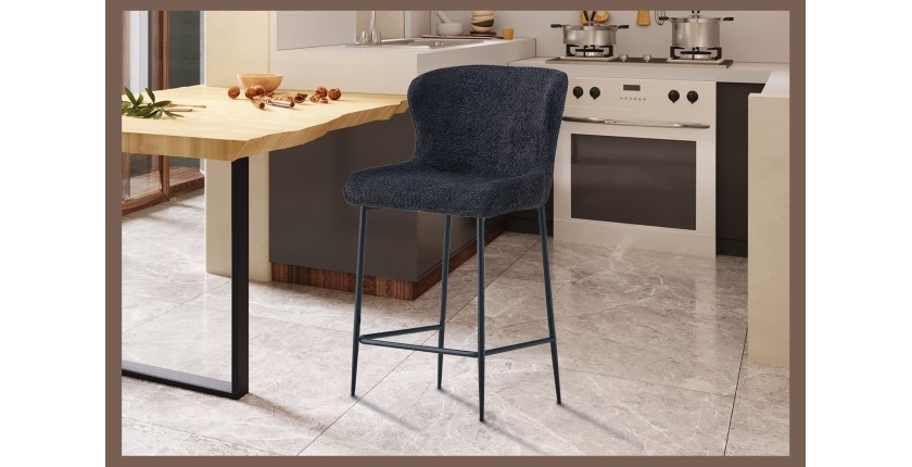 Chaise de comptoir LISE – Tissu bouclé coloris gris foncé – Pieds en métal noir – Style design/industriel