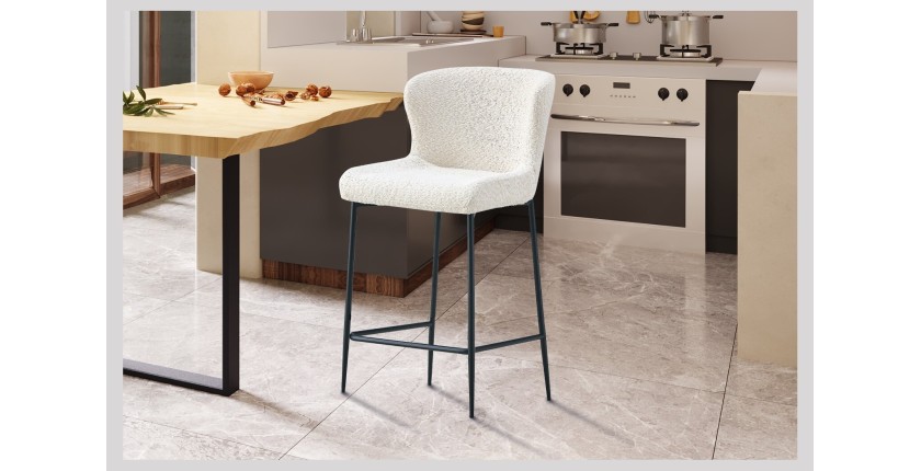 Chaise de comptoir LISE – Tissu bouclé coloris blanc écru – Pieds en métal noir – Style design/industriel