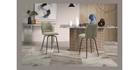 Chaise de comptoir pivotante CROFT – Tissu beige sable – Pieds en métal noir – Hauteur 103 cm – Style design/industriel