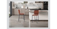 Sedia da bancone RITA – Tessuto marrone ruggine – Gambe in metallo nero – Altezza 99 cm – Stile design/industriale