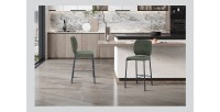 Counterstoel RITA – Groene stof – Zwarte metalen poten – Hoogte 99 cm – Design/industriële stijl