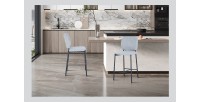 Sedia da bancone RITA – Tessuto grigio chiaro – Piedi in metallo nero – Altezza 99 cm – Stile design/industriale