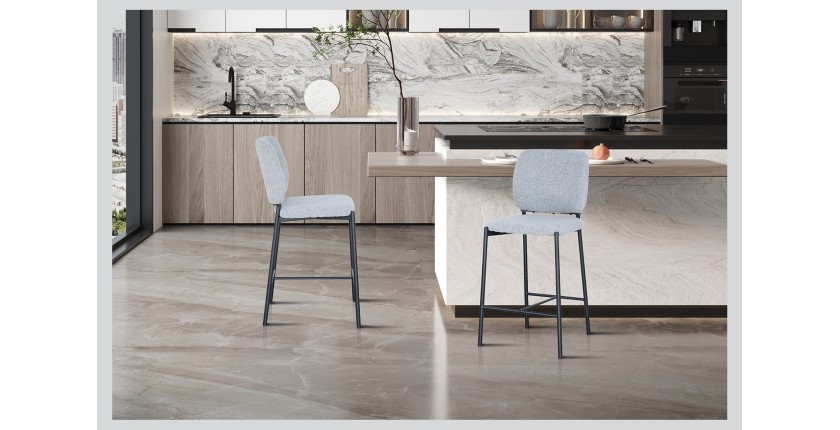 Sedia da bancone RITA – Tessuto grigio chiaro – Piedi in metallo nero – Altezza 99 cm – Stile design/industriale