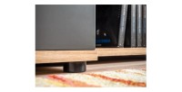 Zoom sur les pieds du banc TV de l'ensemble de meubles de salon RHYS