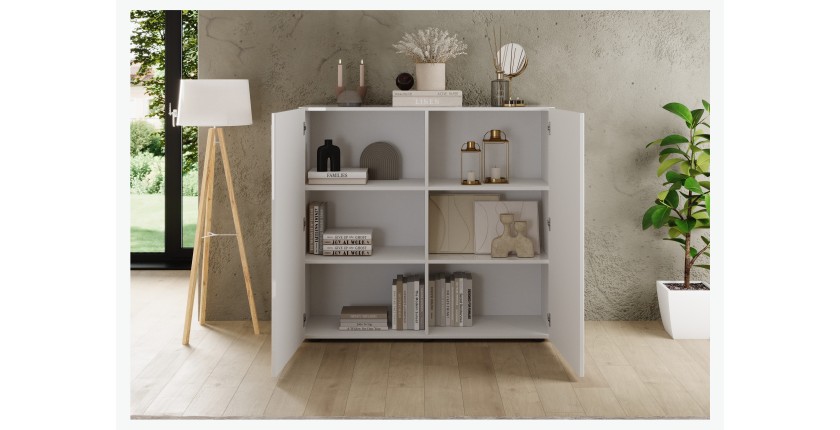 Buffet haut SCENA blanc laqué ouvert mis en situation dans un décor 3D