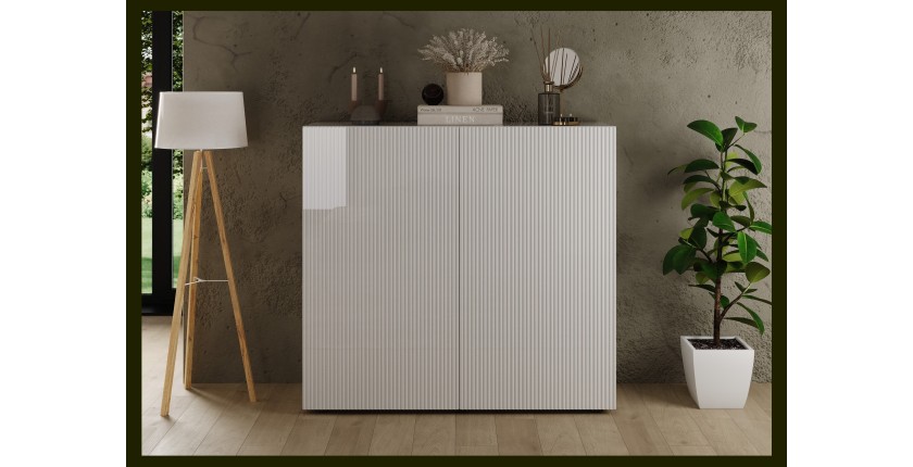 Buffet haut SCENA blanc laqué mis en situation dans un décor 3D