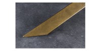 Zoom sur le pied de la table AERIS bronze