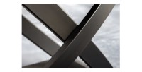 Zoom sur les détails du pied de la table ATONIA blanche