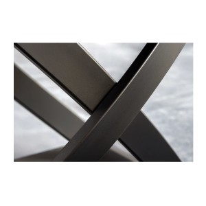 Zoom sur les détails du pied de la table ATONIA blanche