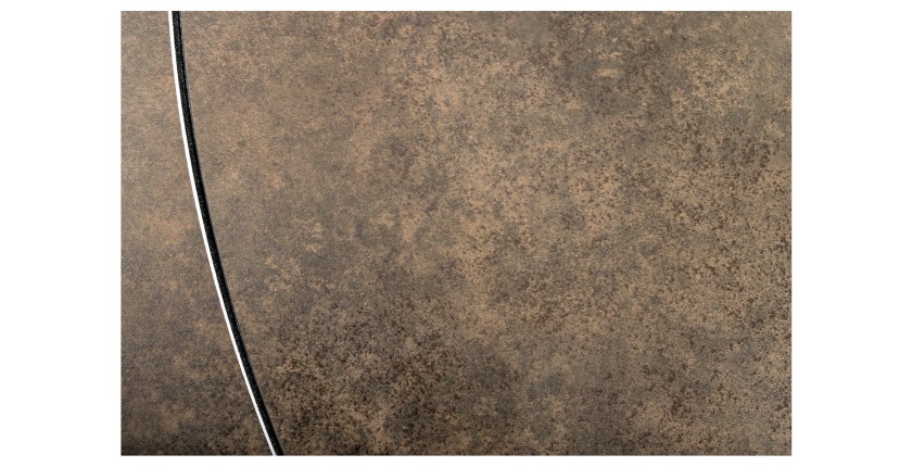 Zoom sur la texture du plateau de la table ATONIA bronze