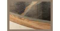 Zoom sur le côté du plateau de la table LUMEA ovale noir et bois