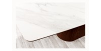Table rectangulaire LUMEA – 200 cm – Plateau céramique effet marbre blanc et pied en bois foncé – Style contemporain