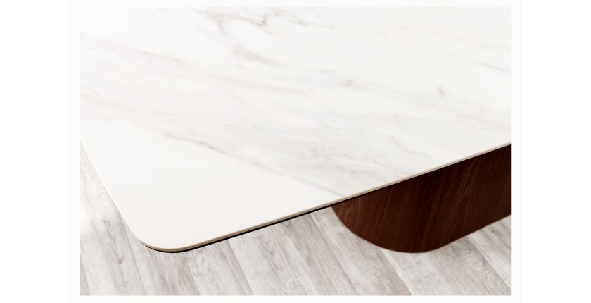 Table rectangulaire LUMEA – 200 cm – Plateau céramique effet marbre blanc et pied en bois foncé – Style contemporain