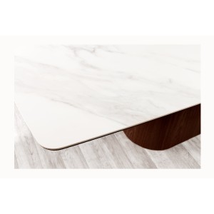 Table rectangulaire LUMEA – 200 cm – Plateau céramique effet marbre blanc et pied en bois foncé – Style contemporain