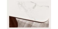 Table rectangulaire LUMEA – 200 cm – Plateau céramique effet marbre blanc et pied en bois foncé – Style contemporain