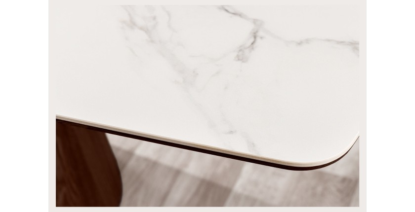 Table rectangulaire LUMEA – 200 cm – Plateau céramique effet marbre blanc et pied en bois foncé – Style contemporain