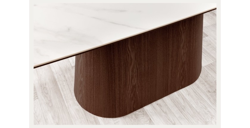 Table rectangulaire LUMEA – 200 cm – Plateau céramique effet marbre blanc et pied en bois foncé – Style contemporain