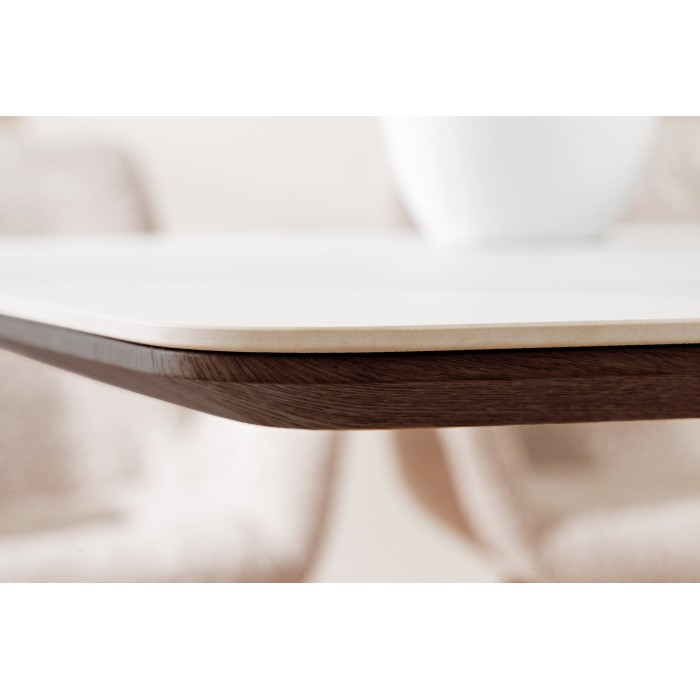 Zoom sur le bord du plateau de la table LUMEA blanche et bois rectangulaire