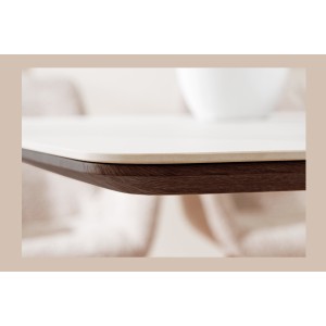 Zoom sur le bord du plateau de la table LUMEA blanche et bois rectangulaire