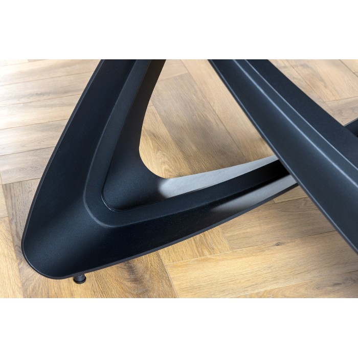 Zoom sur les pieds de la table ZAREL gris taupe