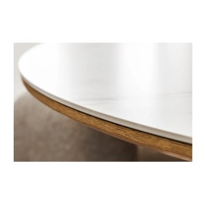 Zoom sur le bord de la table LUMEA blanche et bois ronde
