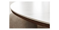 Zoom sur le bord de la table LUMEA ronde blanche et bois foncée
