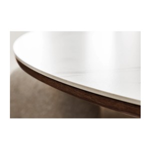 Zoom sur le bord de la table LUMEA ronde blanche et bois foncée