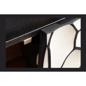 Buffet TERRAKAN 180 cm – Bois massif noir et blanc sculpté avec pieds dorés