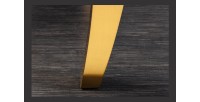 Zoom sur le pied doré de la table VELENA